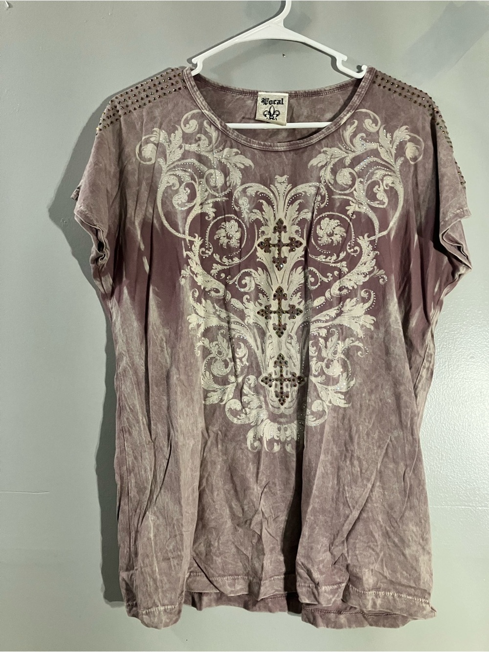Vocal Mauve Short-Sleeve Tee with Cream Scroll Print and Studs